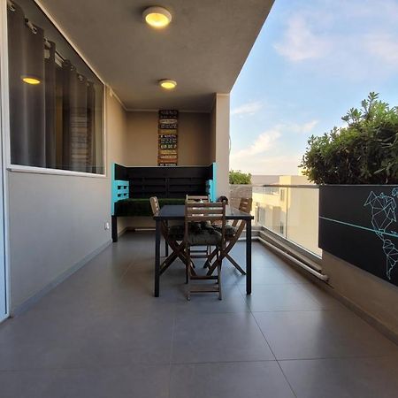 Stylish - Modern - Large Terrace - 2 Bed - 200 M From Sea - Fully Air Con Apartment เซนต์พอลส์เบย์ ภายนอก รูปภาพ