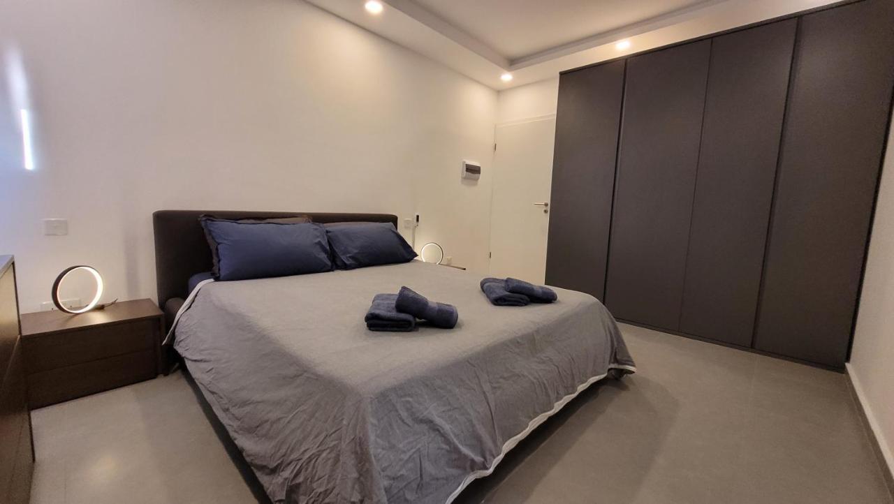 Stylish - Modern - Large Terrace - 2 Bed - 200 M From Sea - Fully Air Con Apartment เซนต์พอลส์เบย์ ภายนอก รูปภาพ
