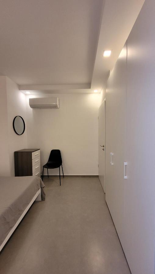 Stylish - Modern - Large Terrace - 2 Bed - 200 M From Sea - Fully Air Con Apartment เซนต์พอลส์เบย์ ภายนอก รูปภาพ