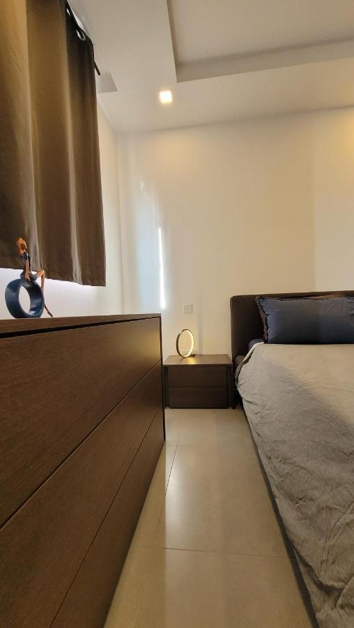Stylish - Modern - Large Terrace - 2 Bed - 200 M From Sea - Fully Air Con Apartment เซนต์พอลส์เบย์ ภายนอก รูปภาพ