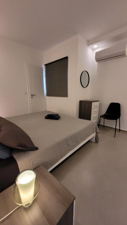 Stylish - Modern - Large Terrace - 2 Bed - 200 M From Sea - Fully Air Con Apartment เซนต์พอลส์เบย์ ภายนอก รูปภาพ
