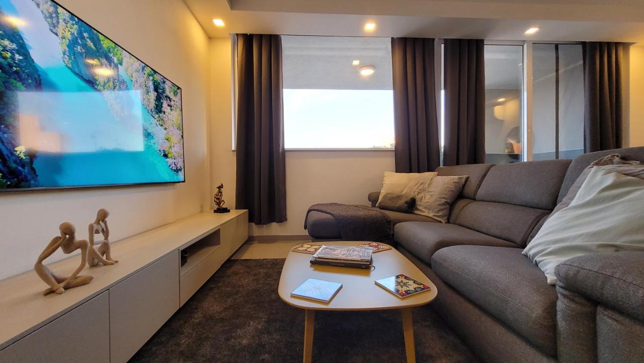Stylish - Modern - Large Terrace - 2 Bed - 200 M From Sea - Fully Air Con Apartment เซนต์พอลส์เบย์ ภายนอก รูปภาพ