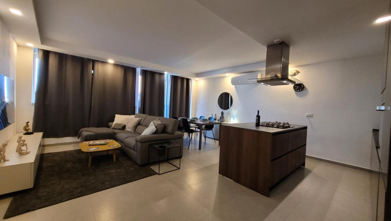 Stylish - Modern - Large Terrace - 2 Bed - 200 M From Sea - Fully Air Con Apartment เซนต์พอลส์เบย์ ภายนอก รูปภาพ
