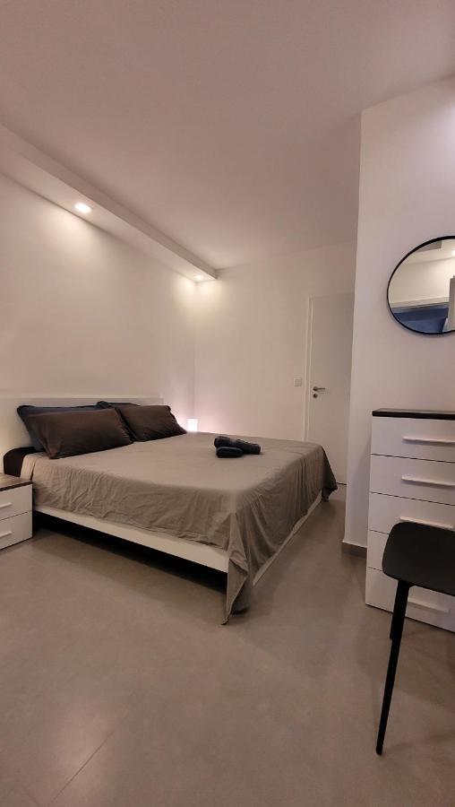 Stylish - Modern - Large Terrace - 2 Bed - 200 M From Sea - Fully Air Con Apartment เซนต์พอลส์เบย์ ภายนอก รูปภาพ