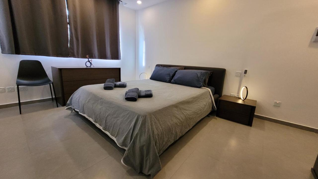 Stylish - Modern - Large Terrace - 2 Bed - 200 M From Sea - Fully Air Con Apartment เซนต์พอลส์เบย์ ภายนอก รูปภาพ